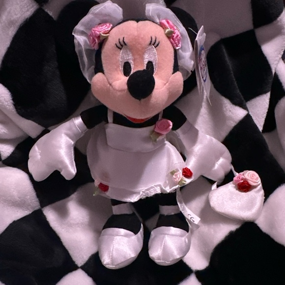 Minnie Wedding 9” retired Disney Merchandise - Picture 3 of 9